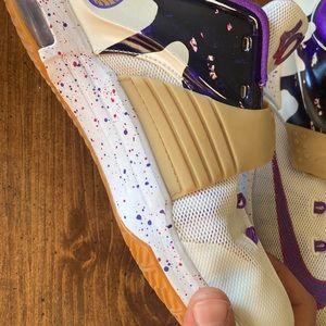 Selling Nike kds shoes for size 7y very nice shoe